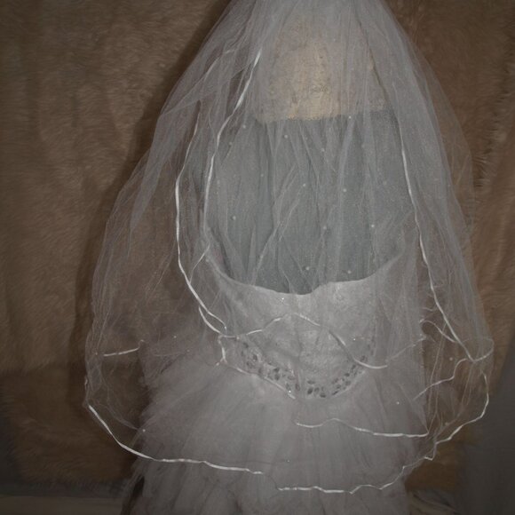 White Veil 2 Layer with Pearl Gems Ribbon Trim USED FOR PHOTO SHOOTS - Picture 8 of 9